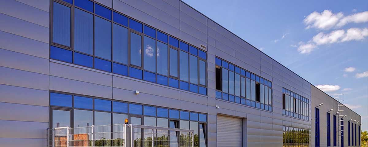 Eloxalpulverbeschichtete Fassade: Reinigung von eloxierten Aluminiumflächen ist notwendig, um die Korrosionsbelastung zu verringern