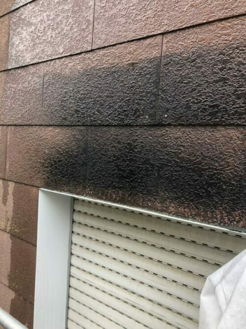 Asbestablagerungen an der Hausfassade.