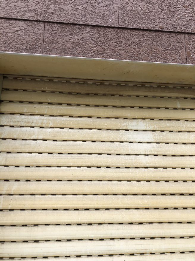 Rollläden (Fenster) die aufgrund von Asbestschmutz gereinigt werden.