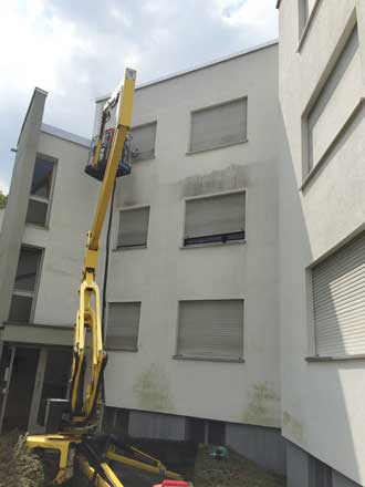 Mauerputzfassade stark verschmutzt Auch eine stark verschmutzte Mauerputzfassade kann von Speedy's Fassadenreinigung problemlos gereinigt werden